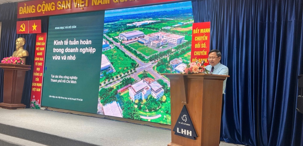 GS.TS. Nguyễn Văn Phước phát biểu khai mạc và trình bày báo cáo đề dẫn tại hội thảo về kinh tế tuần hoàn